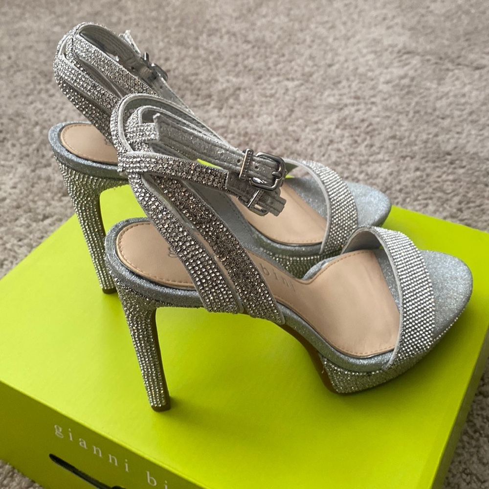 Gianni Bini Silver Women's Heels
Pre-love silver Women’s heels!